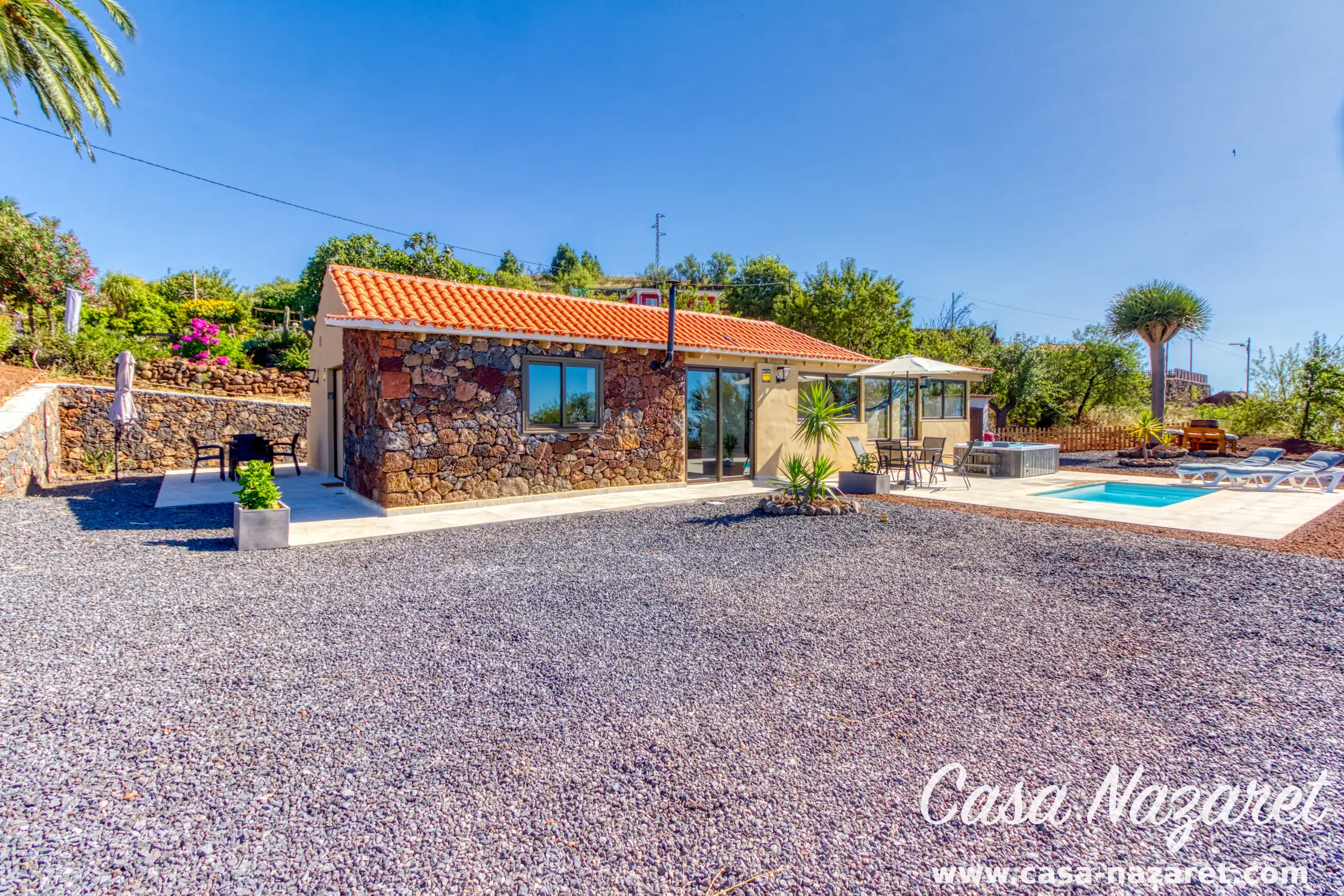 Casa Nazaret in Puntagorda, La Palma, met natuurstenen gevel, privézwembad en zonnig terras