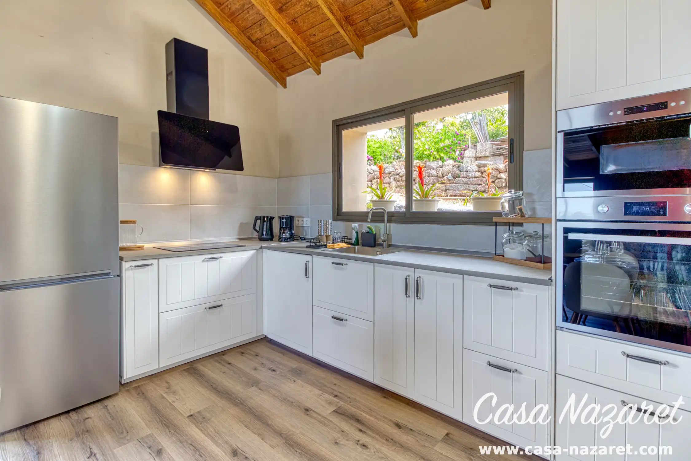 Moderne, volledig uitgeruste keuken bij Casa Nazaret in Puntagorda met witte kasten en houten balkenplafond