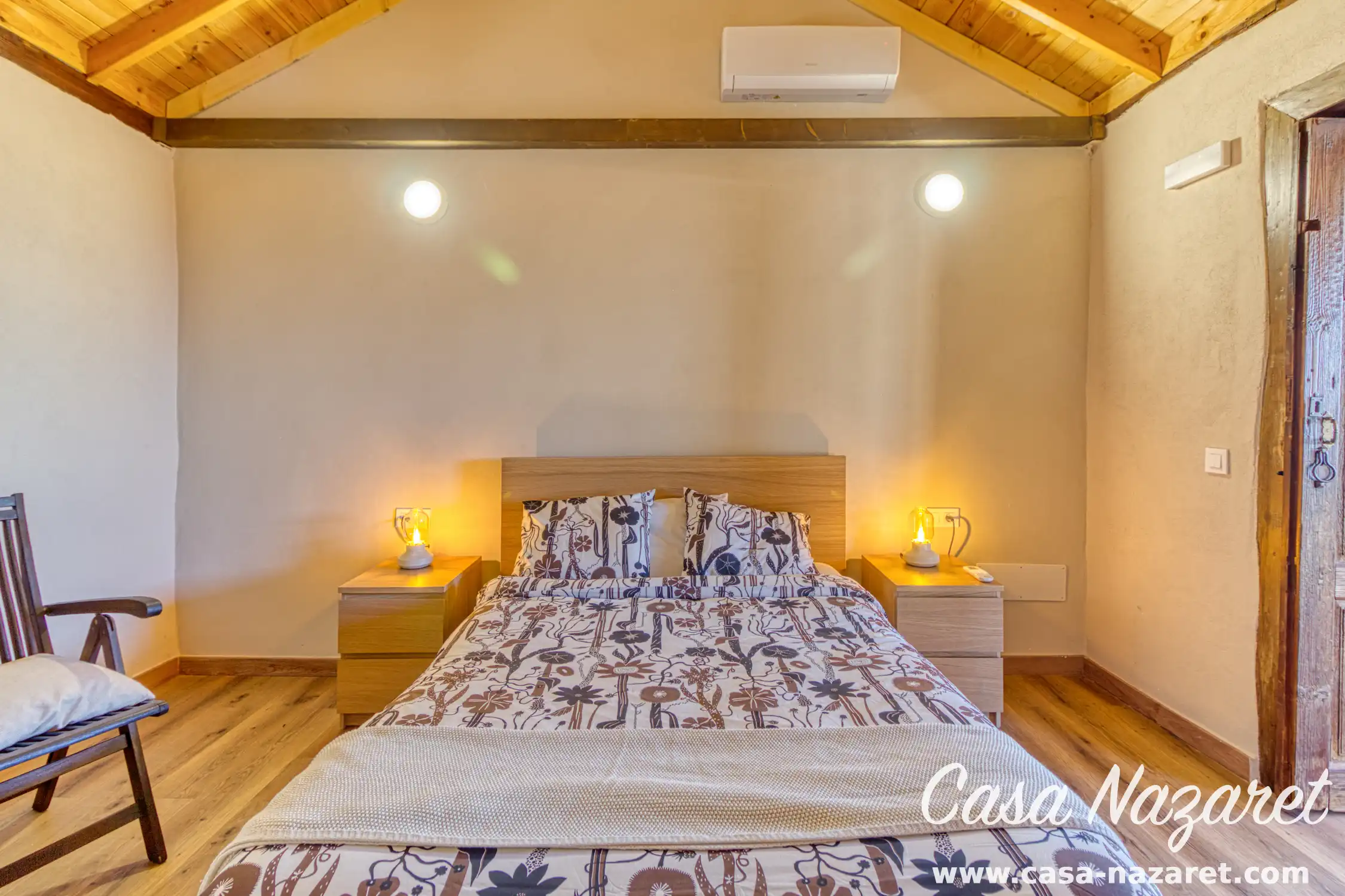 Lichte slaapkamer bij Casa Nazaret op La Palma met tweepersoonsbed, airconditioning en traditioneel houten plafond